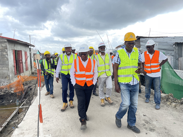 貝寧總統(tǒng)代表團(tuán)一行蒞臨集團(tuán)公司承建的 貝寧科托努Qb市政項目視察工作